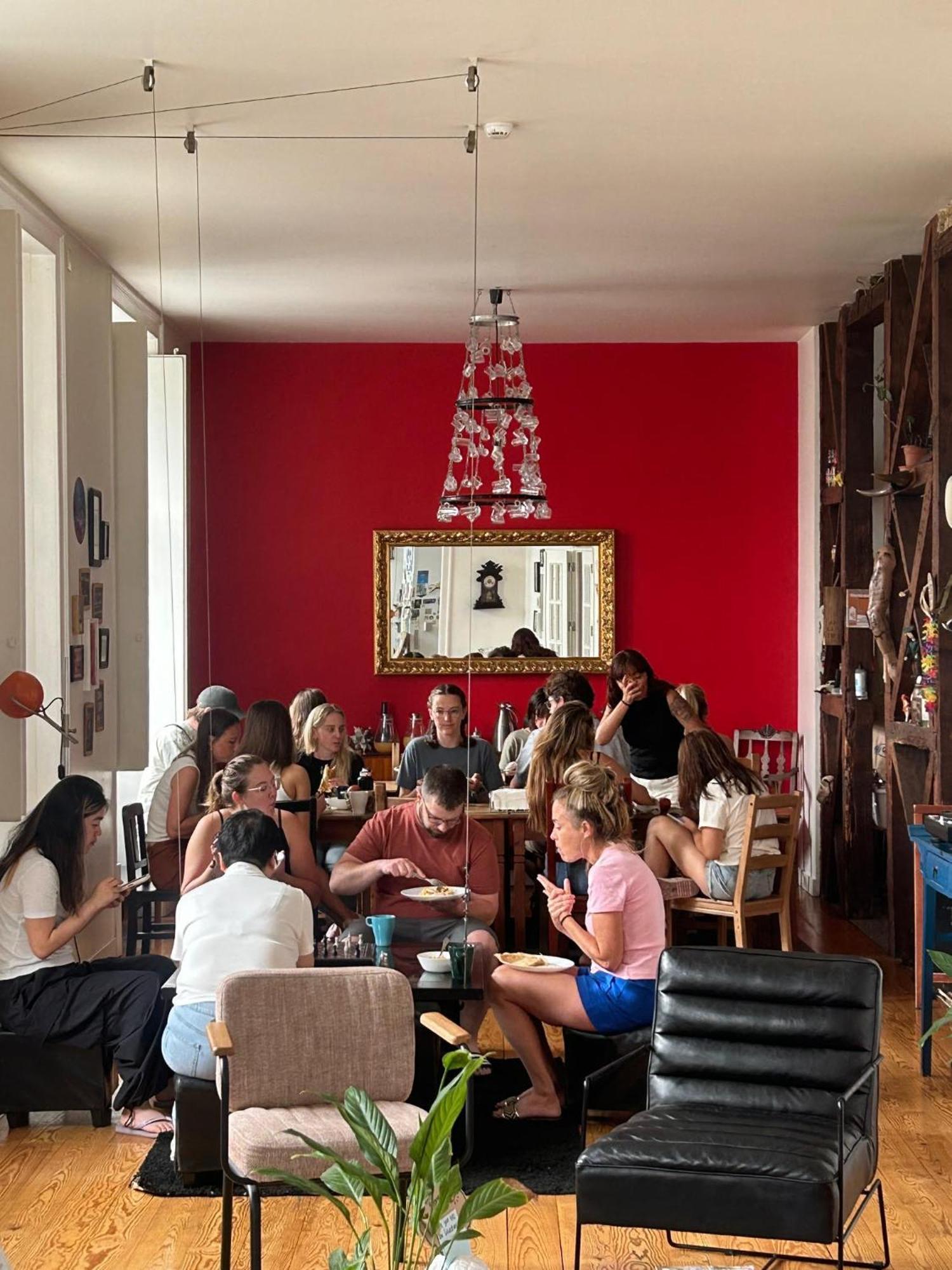 Living Lounge Hostel Лиссабон Экстерьер фото